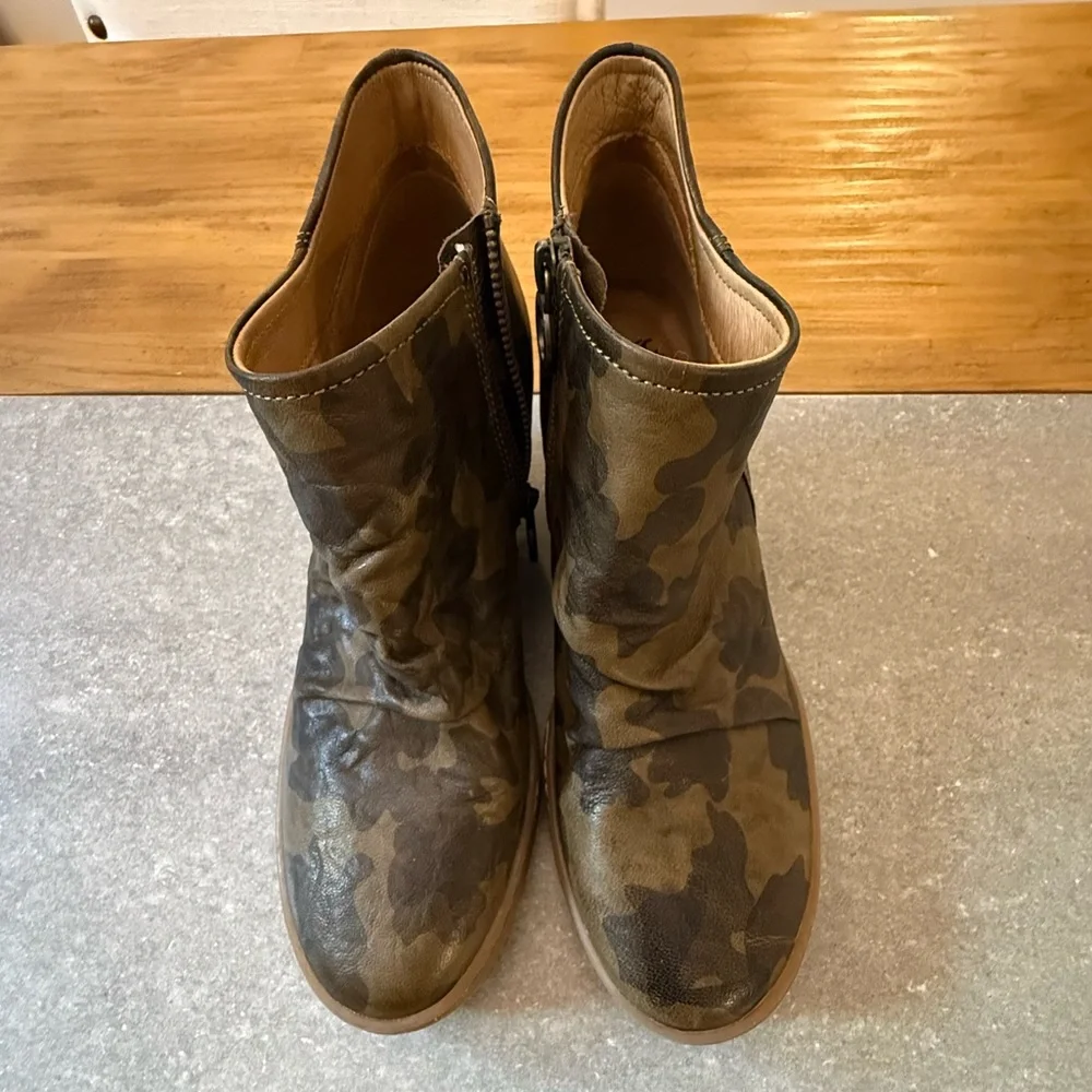 Sofft Siri Camo Leather Waterproof Wedge Sneaker Booties Size 8.5 - Picture 4 of 8